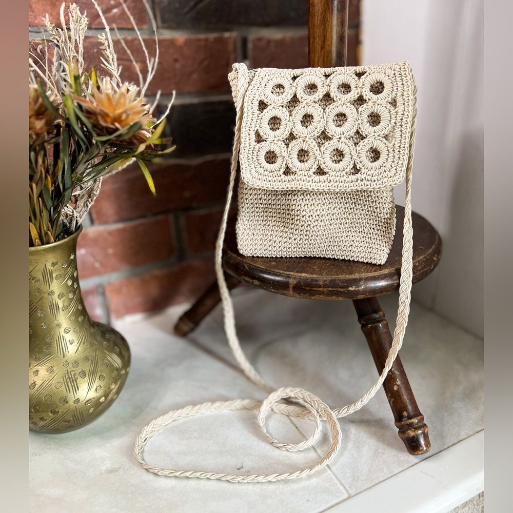 Adorable 90s Woven Crochet Cream Cross Body Zip Closure Purse